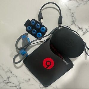 Powerbeats 3 wireless headphones with extra earpieces case and charging cord